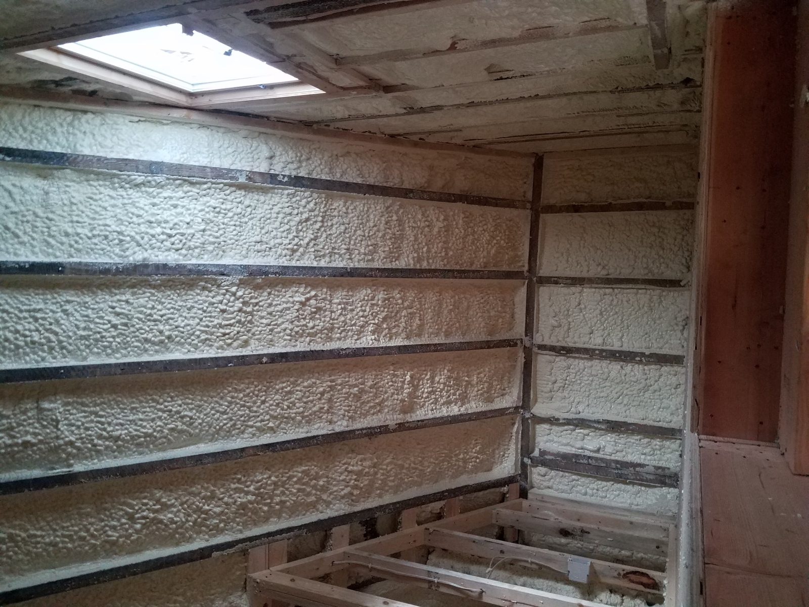 Applicator spraying foam system
